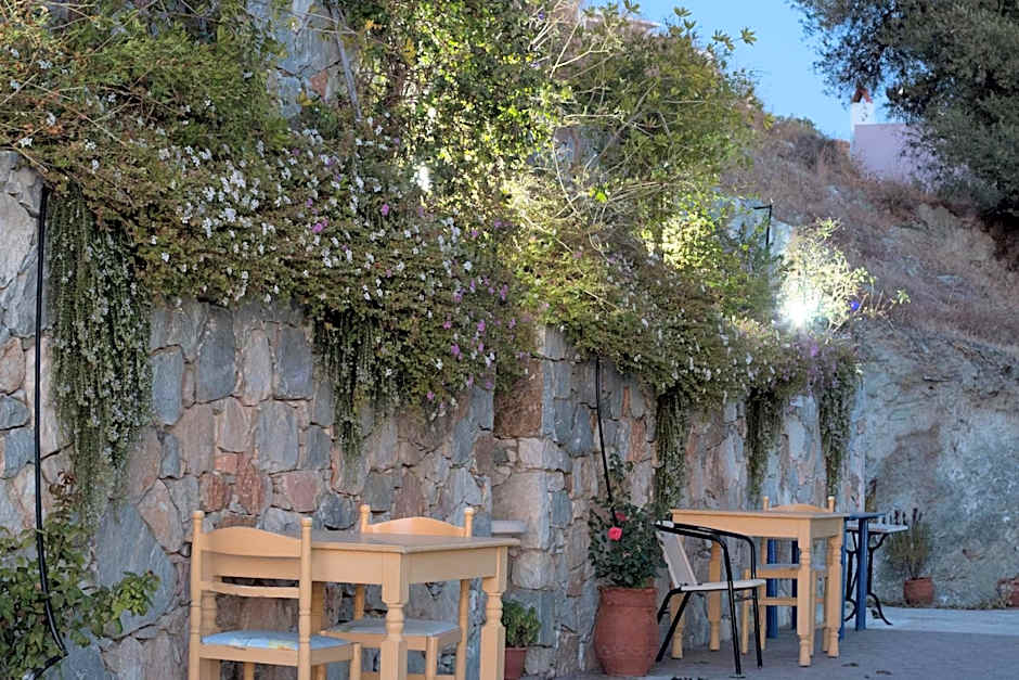 Paris-Irini Studios And Apartments