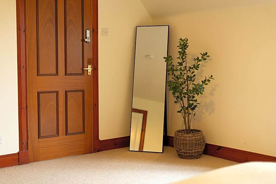 Woodlands House with Hot Tub