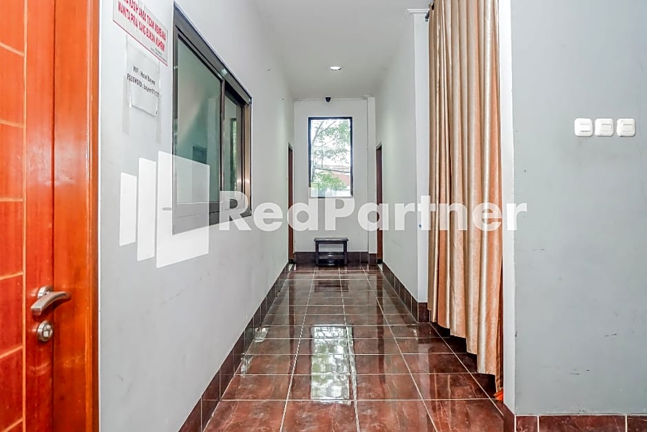 Hotel Sebelas @ Jalan Palasari Mitra RedDoorz