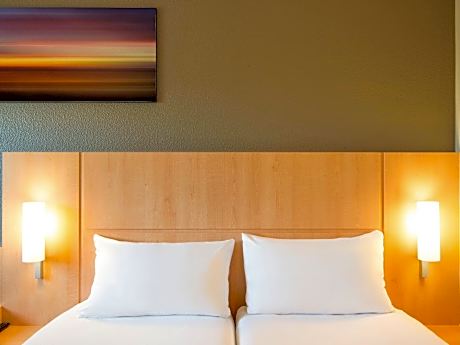Room with new ibis twin beds