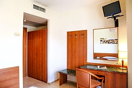 Family Room (1 Double Bed and 2 Twin Beds)