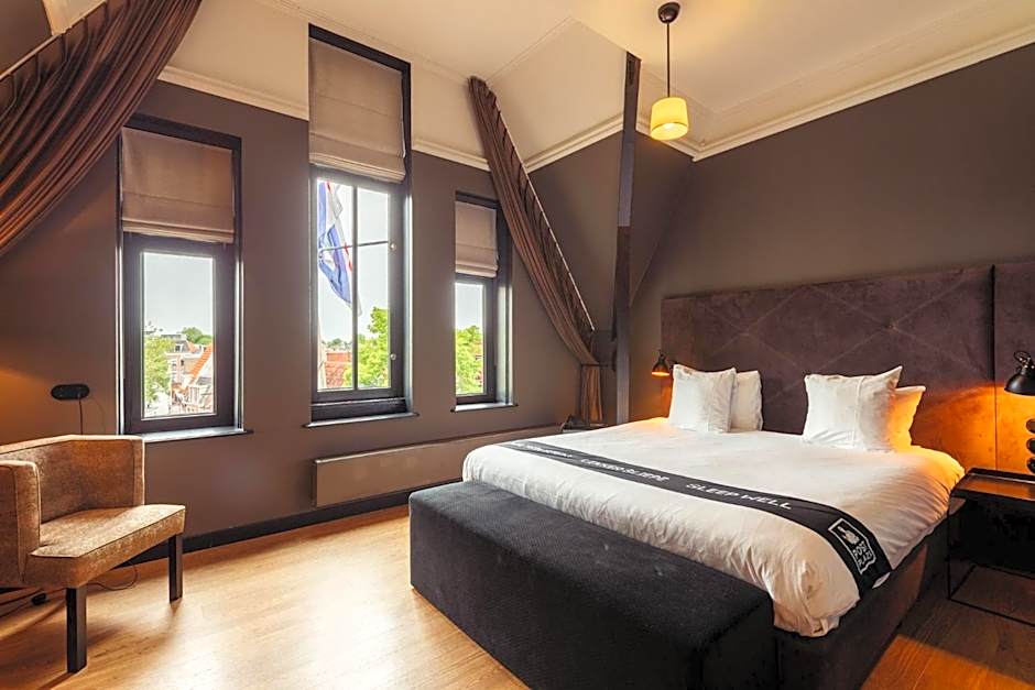 Post-Plaza Hotel & Grand Café