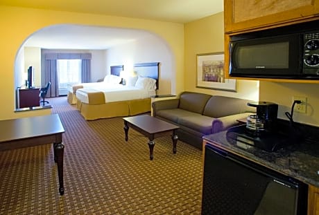 2 Queen Beds Suite Addl Living Area