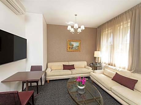 One-Bedroom Apartment with King Bed