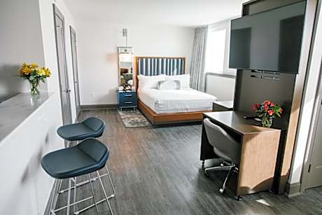 Queen Deluxe Accessible Suite