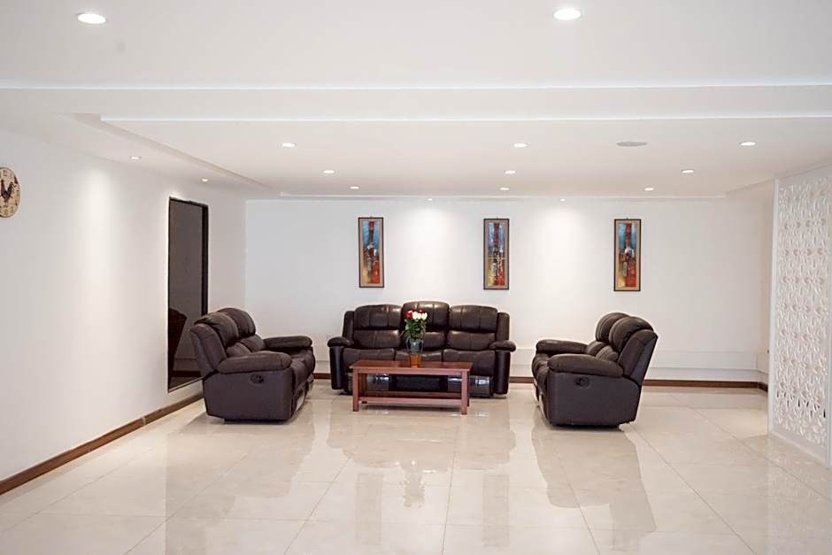 The Crossroads Hotel, Westlands