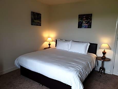 King-Ensuite with Shower-Countryside view-**FRONT