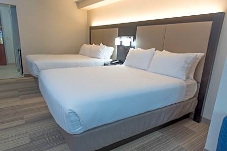 2 Queen Beds Standard Comm Accessible