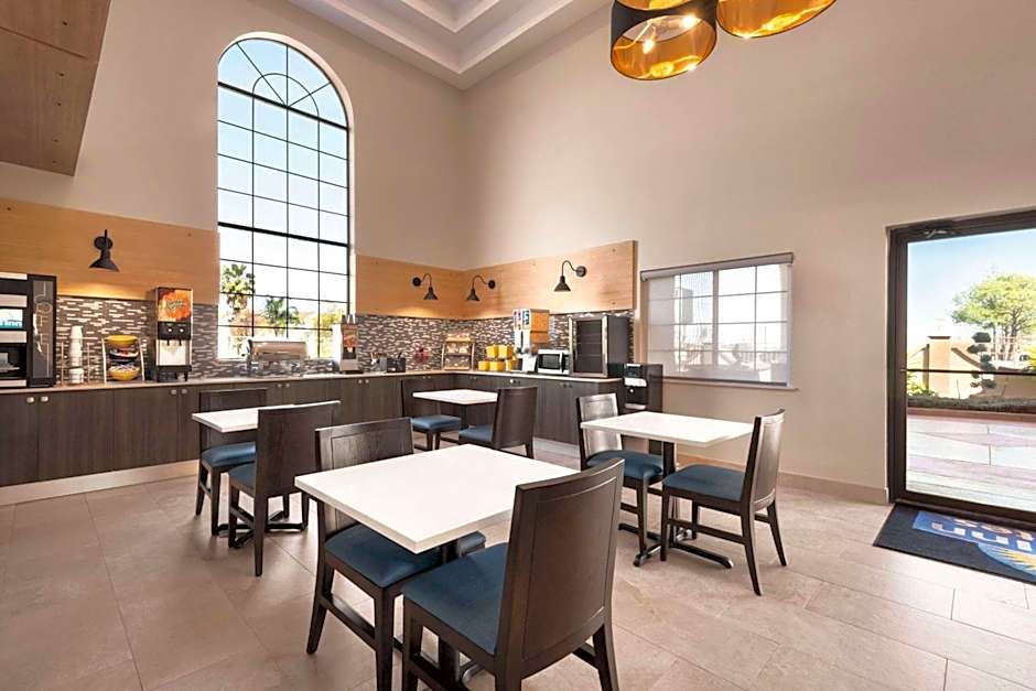 Days Inn & Suites by Wyndham Houston Hobby Airport