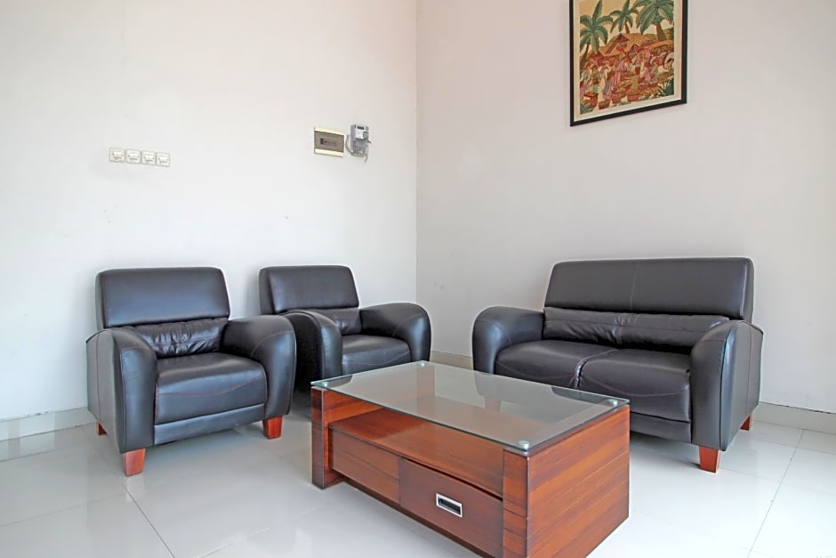 RedDoorz near Hartono Mall 3