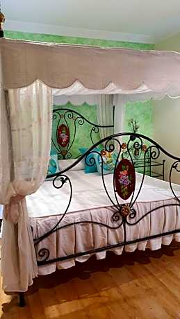 Deluxe One-Bedroom Apartment