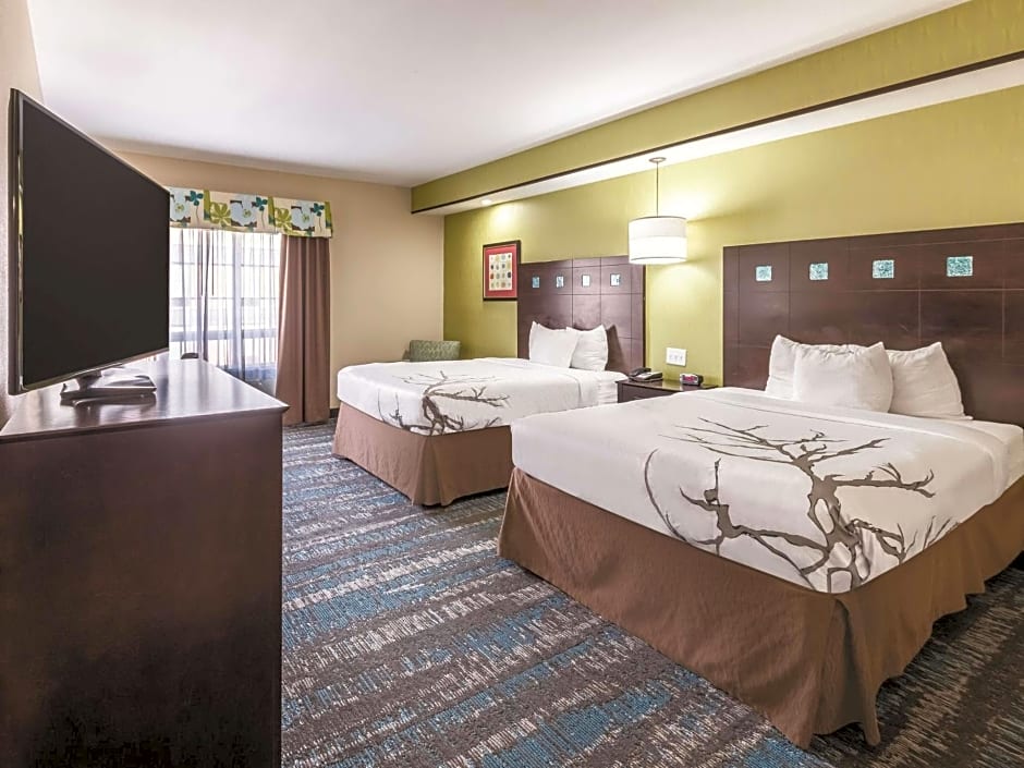 La Quinta Inn & Suites by Wyndham Dallas Grand Prairie South