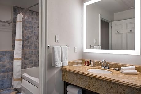 House, 1 King Bed, Garden View