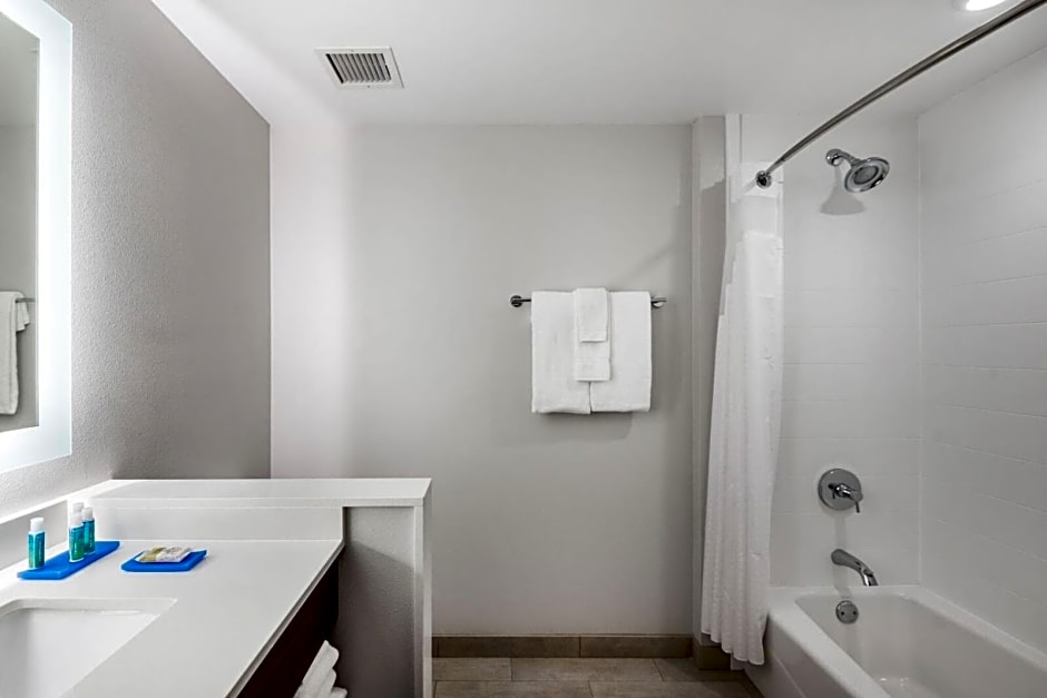 Holiday Inn Express & Suites Santa Ana - Orange County By IHG