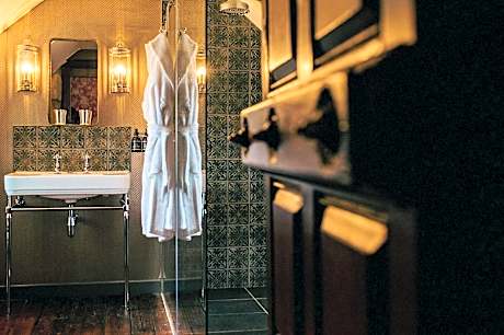 Queen Suite with Spa Bath