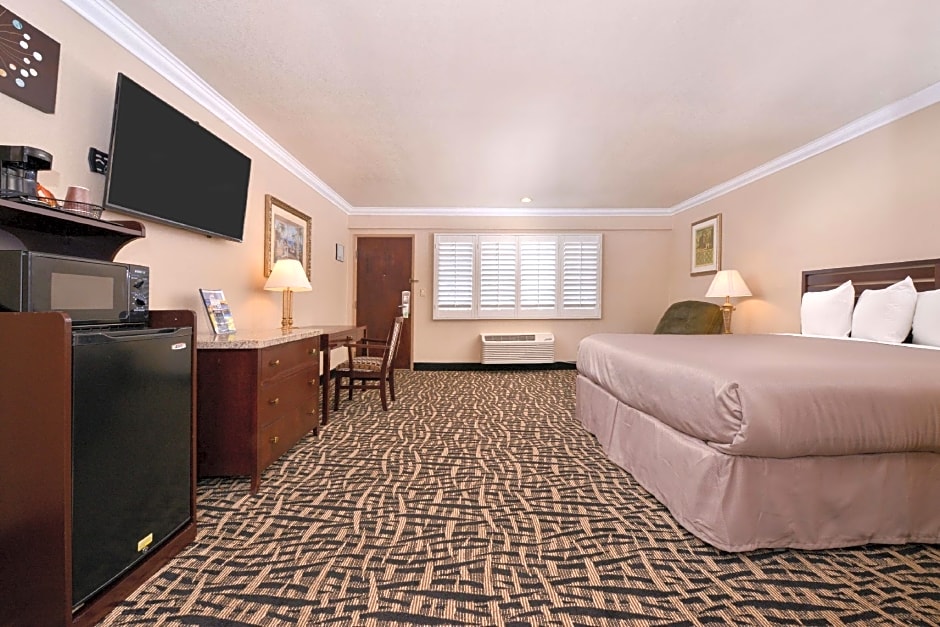 Photo 1 of 6 of 1 King Bed Suite
