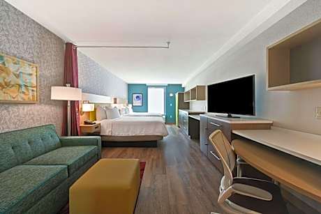 Studio with Two Queen Beds and Roll-In Shower - Mobility and Hearing Access/Non-Smoking