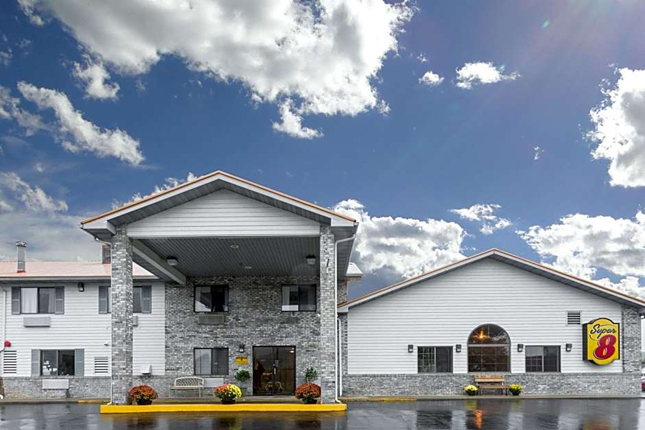 Photo 1 of 22 of Super 8 by Wyndham Gallipolis Pt Pleasant Area