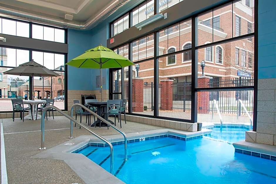 Courtyard by Marriott Holland Downtown