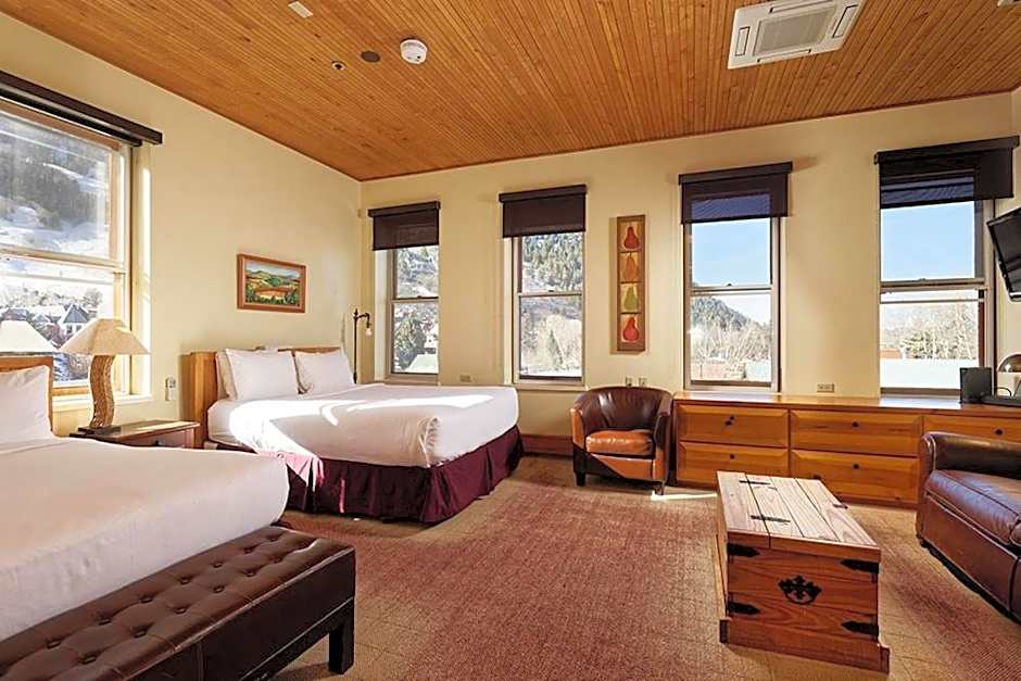 Independence Square Unit 313, Downtown Hotel Room in Aspen with Rooftop Hot Tub