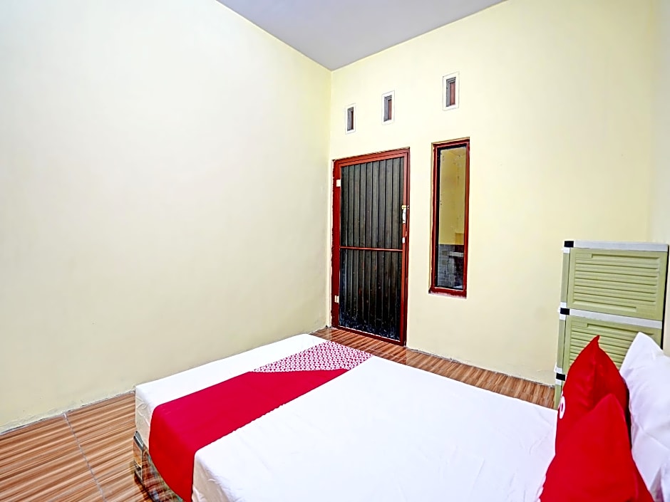 OYO Life 92920 Rumah Kost Azca