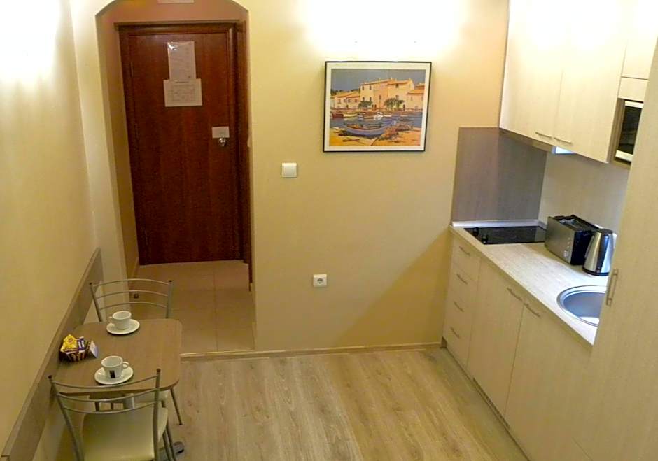 Three Dolphins Hotel with a Rooftop terracе