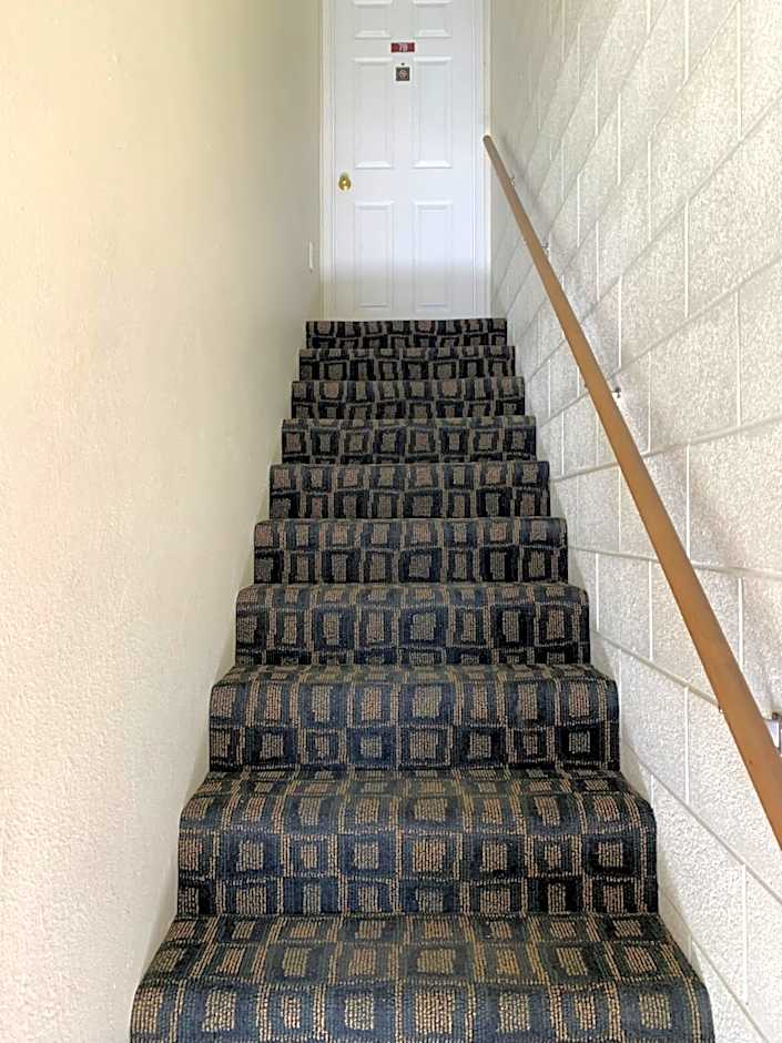 Townhouse Inn & Suites
