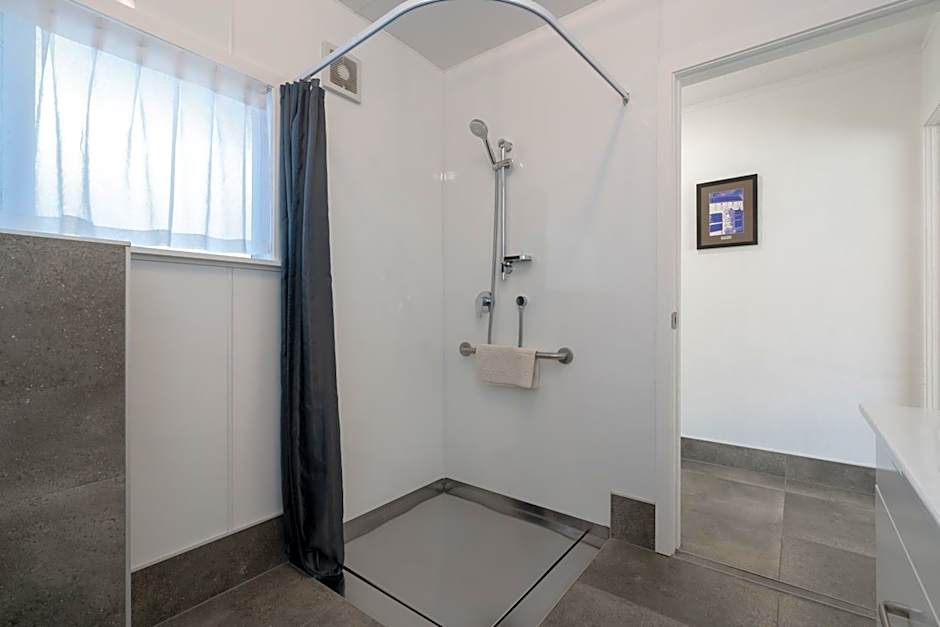 Hananui Lodge and Apartments