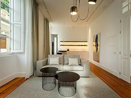 Queen Suite with Pool View