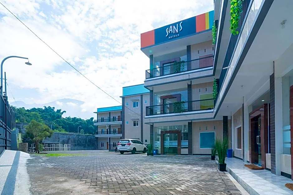 Sans Hotel Queen Batu