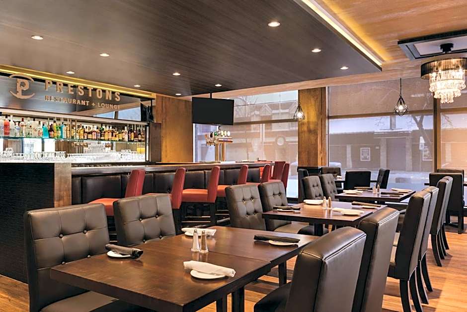 Coast Edmonton Plaza Hotel by APA