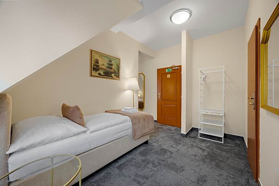 Hotel Reverie - Dependance, Check-in at Metropolitan Star