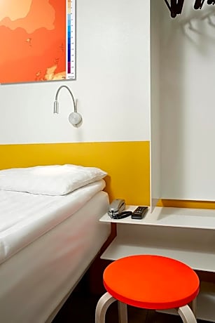 Budget, no window. Twin room