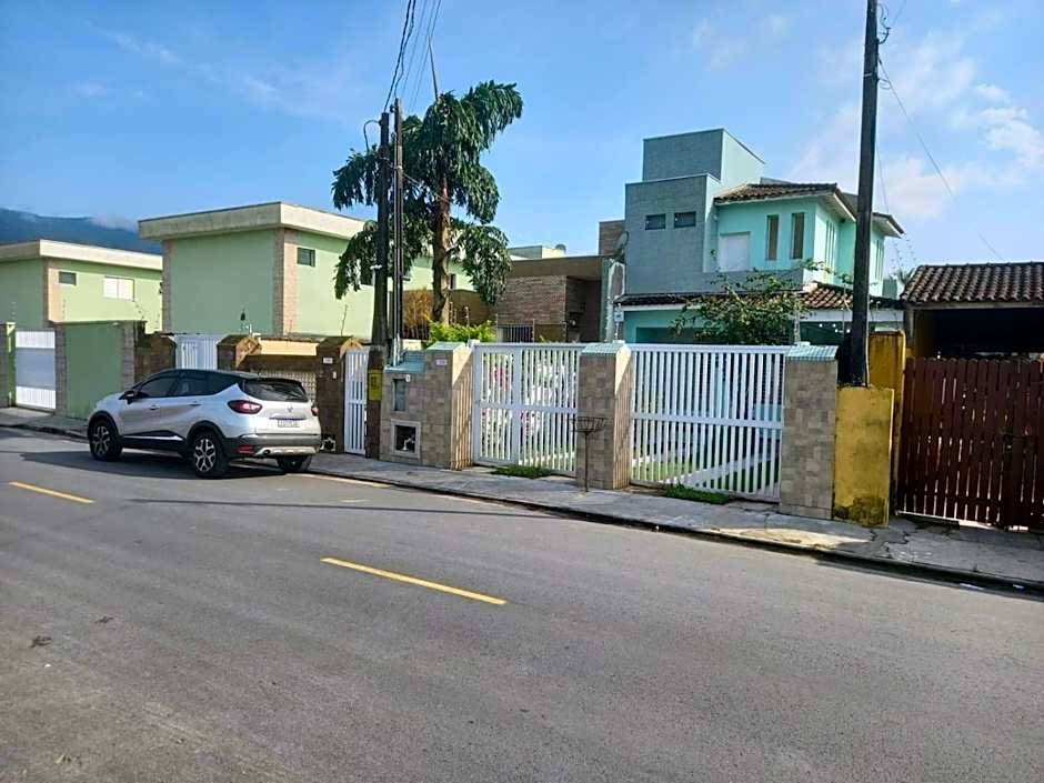 SOBRADO-BERTIOGA-Uso exclusivo para grupos de até 12 pessoas em 1 até 4 suítes