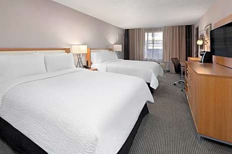 Queen Room with Hearing Mobility Accessible Tub - Non-Smoking