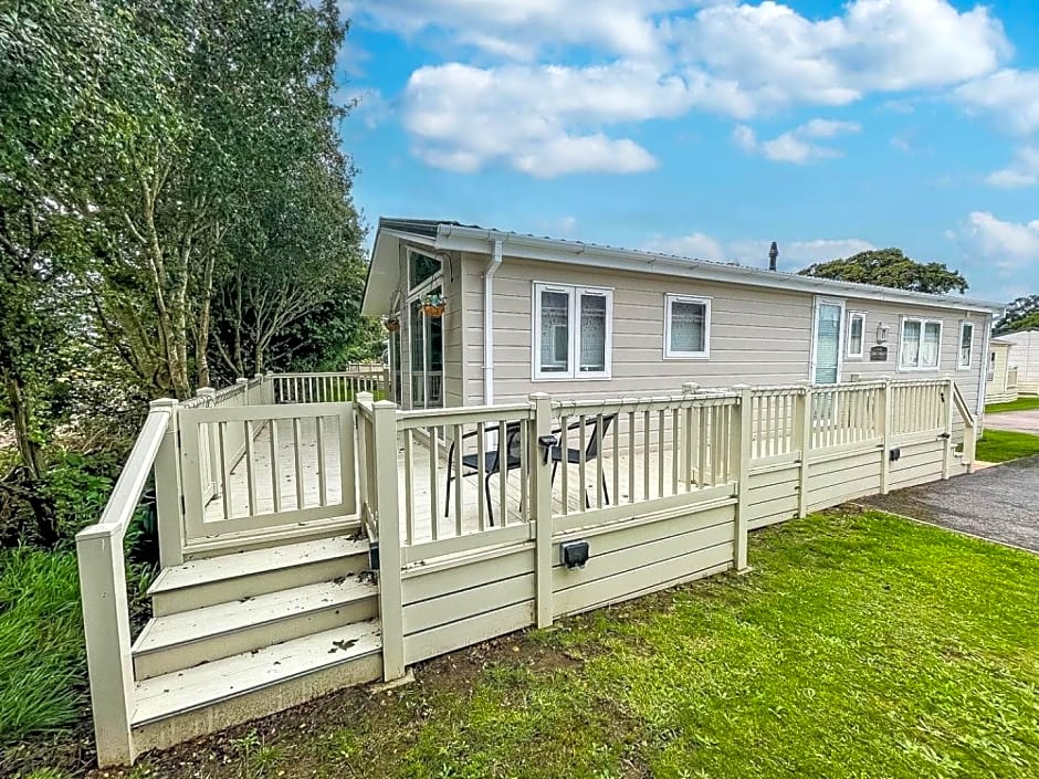 Stunning Lodge With Decking At Oaklands Holiday Park In Essex Ref 39017rw