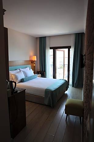 Deluxe Double Room with Side Sea View