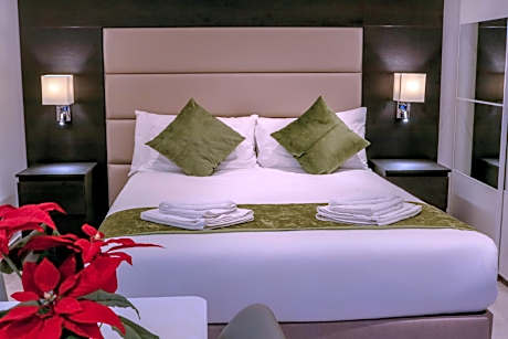 King Studio with Sofa Bed