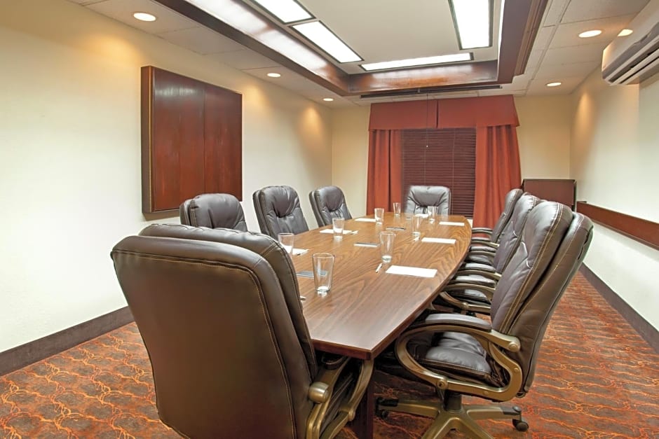 Newly Renovated - Hampton Inn & Suites El Paso-Airport