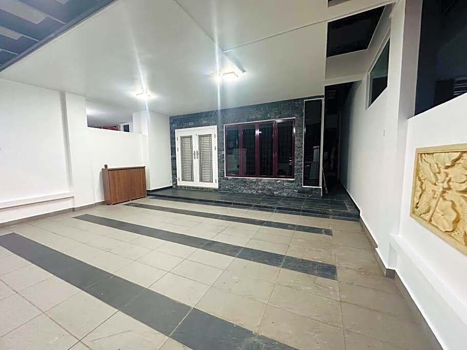 Rini residences 整栋双层排楼适合全家大小居住周边商店商场林立