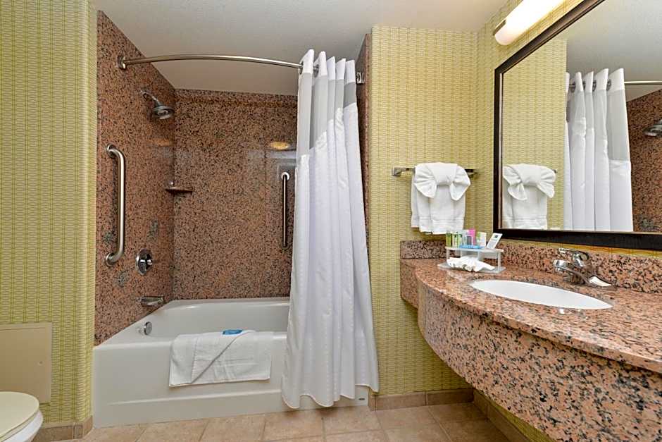 Holiday Inn Express Woodland By IHG