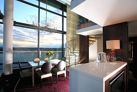 Presidential Suite, 1 King, River view, Top floor, Balcony