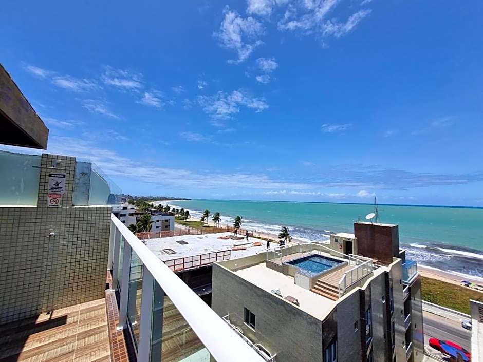 Confortável Flat com piscina de borda infinita na cobertura