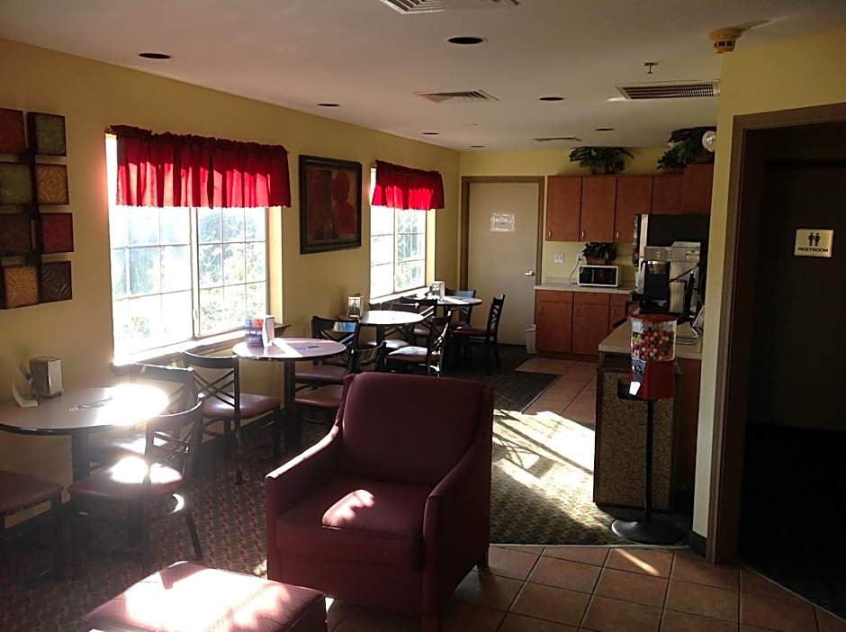 Howard Johnson by Wyndham Grand Prairie Near Lone Star Park
