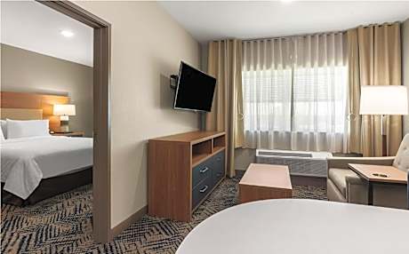 1 Queen 1 Bedroom Suite Comm Access