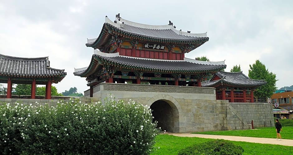 Hanulgiwa Hanok Stay