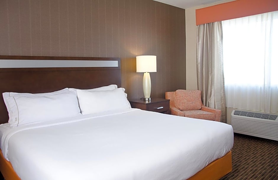 Holiday Inn Express Hotel & Suites Watertown - Thousand Islands