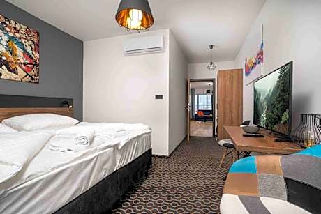 Apartment with Mountain View