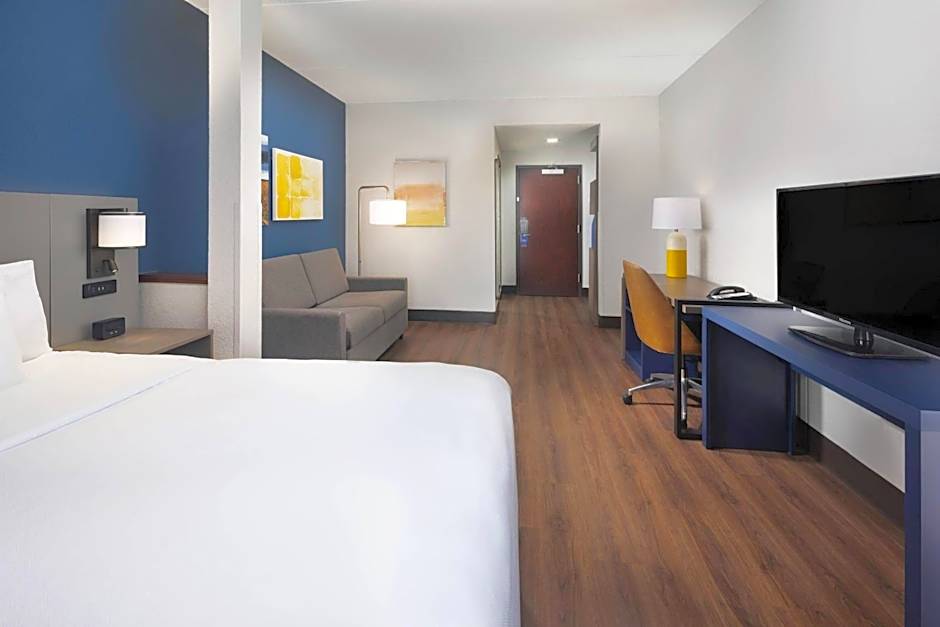 Comfort Suites Outlet Center