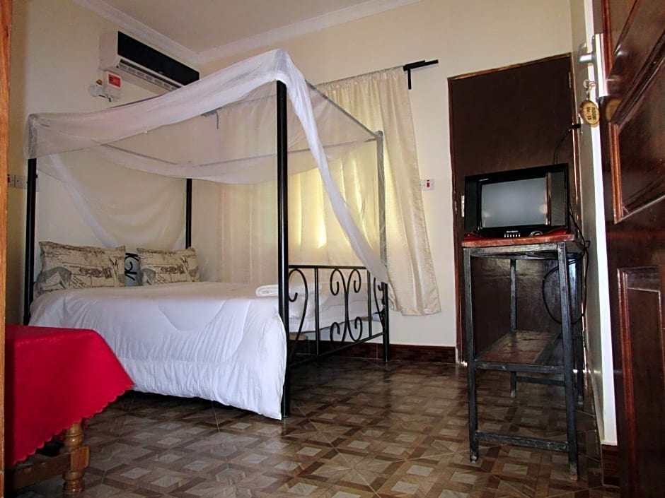 Fanaka Safaris Campsite & Lodges